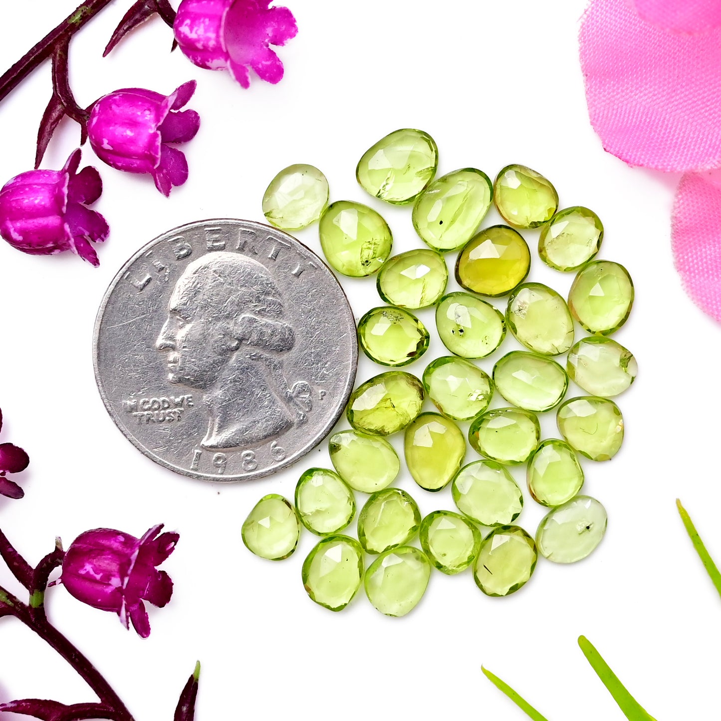 18 Karat Peridot, glatter Cabochon, 5 x 5 mm – 6 x 6 mm, runde Form, Edelsteinklasse AA, Paket – insgesamt 20 Stück