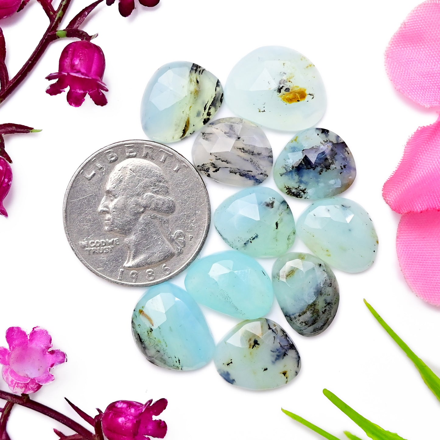 17 Karat peruanischer blauer Opal, glatter Cabochon, 8 x 12 mm – 7 x 11 mm, freie Form, Edelsteinpaket der Güteklasse AA, insgesamt 12 Stück