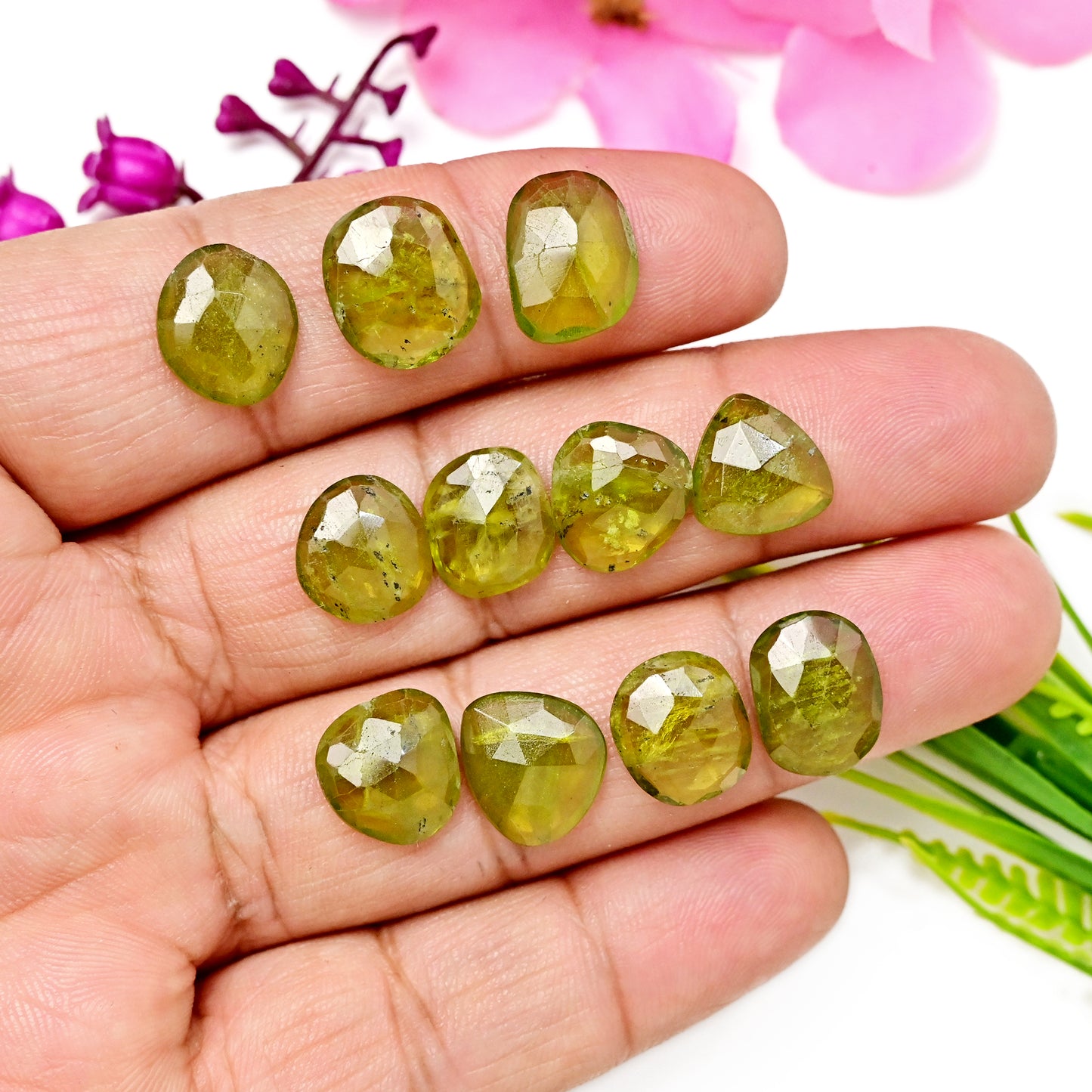 56 Karat Vesuvianit-Cabochons im Rosenschliff, 10 x 15 mm – 9 x 16 mm, Freiform, Edelsteinpaket der Güteklasse AA, insgesamt 10 Stück