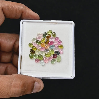 24,35 ct. Turmalin, glatte Cabochons, 4 x 6 mm – 5 x 7 mm, gemischte Form, Edelsteinpaket der Güteklasse AA, insgesamt 43 Stück