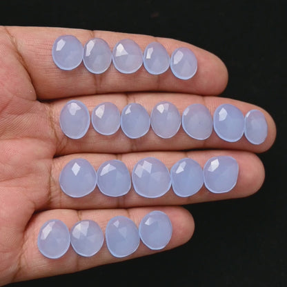 68 Karat blauer Chalcedon, Cabochon im Rosenschliff, 10 x 12 mm – 12 x 13 mm, Freiform, Edelstein der Güteklasse AA, Paket – insgesamt 21 Stück