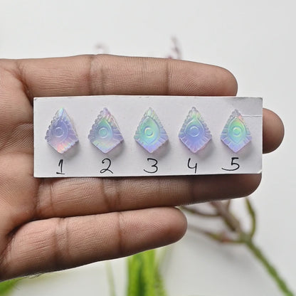 10mm-15mm Aurora Opal Doublet Evil Eye Pyramidenform Schnitzerei zur Schmuckherstellung AA Grade Lose Edelstein - Einzelstück